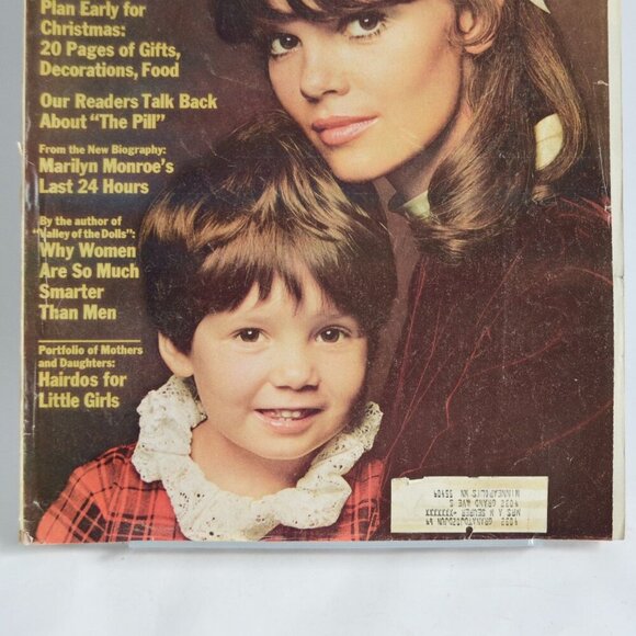 Ladie's Home Journal November 1967 Vintage Magazine - Picture 3 of 4